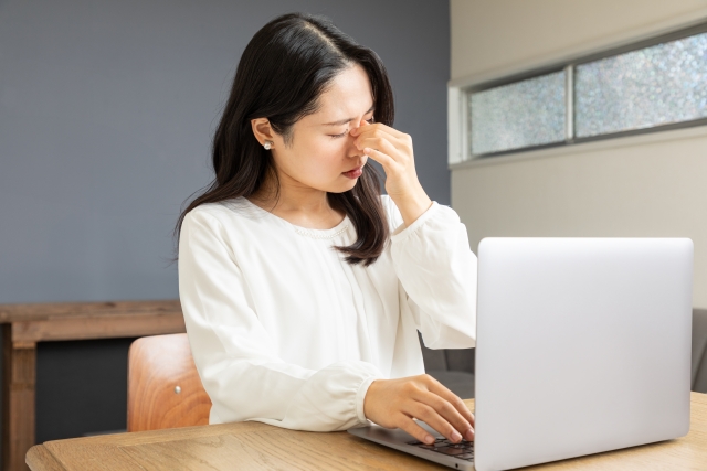 頭痛や肩こりは目のせいかも？眼精疲労が引き起こす意外な全身不調