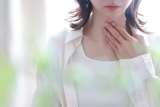 喉のつかえの正体は？ストレスが引き起こす「ヒステリー球」の原因と対処法